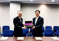 Prof. Fok Tai-fai (left) presents a souvenir to Mr. Gao Zhili